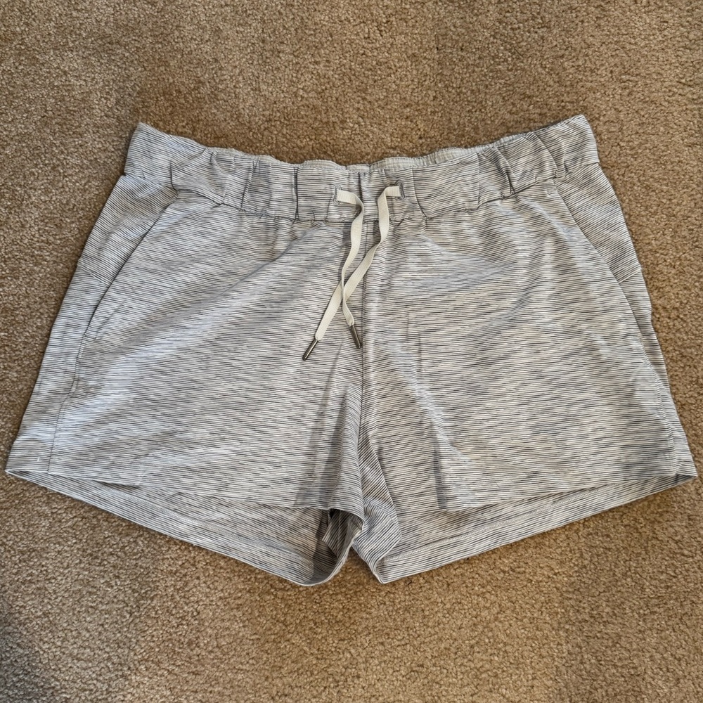 Lululemon On The Fly Short 2.5” - Wee Are From Space Nimbus Battleship